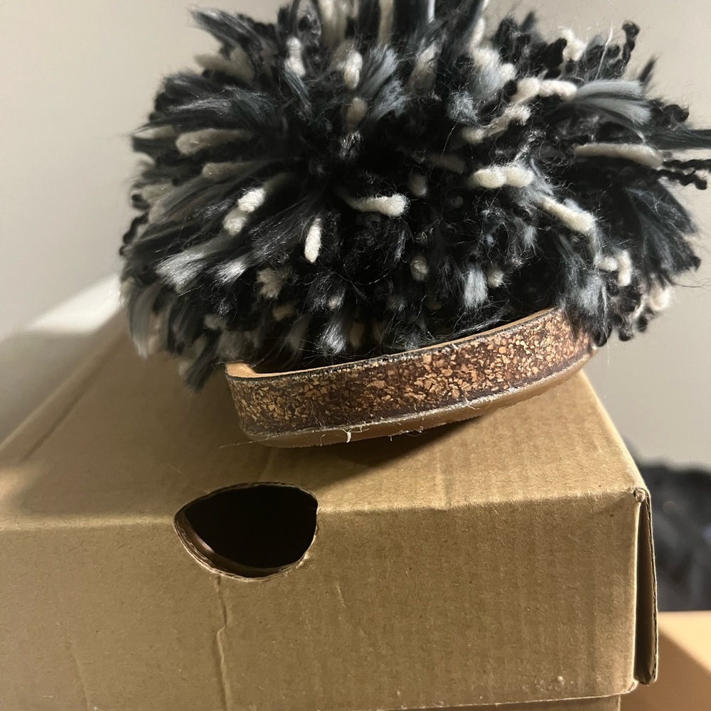 Ugg slippers with yarn on top women size 8